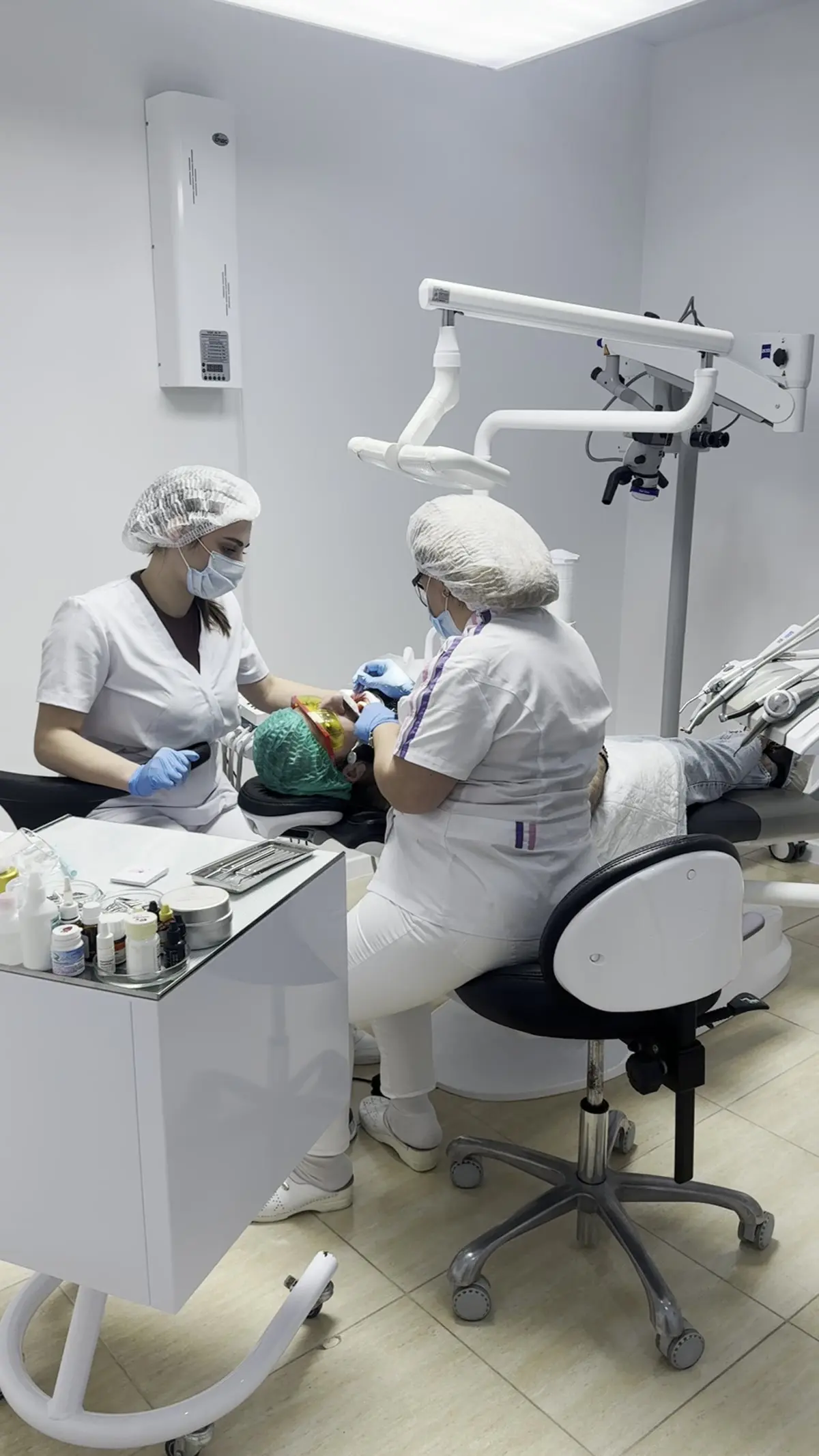 Дентальный микроскоп Zeiss в работе
